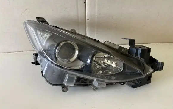 Mazda 3 II Headlight/headlamp B45A51030