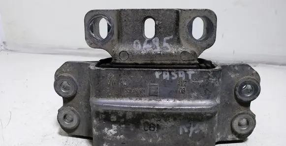 Volkswagen PASSAT B6 Engine mount bracket 3C0199555