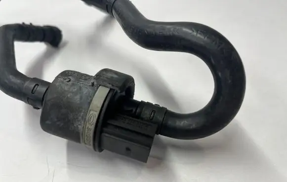 Bentley Continental Breather valve 06D133517B