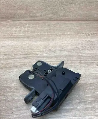 Renault Laguna II Tailgate/trunk/boot lock/catch/latch 8200000897B WITHPLUG