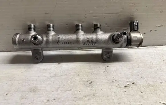Volvo V60 Fuel main line pipe 31432834