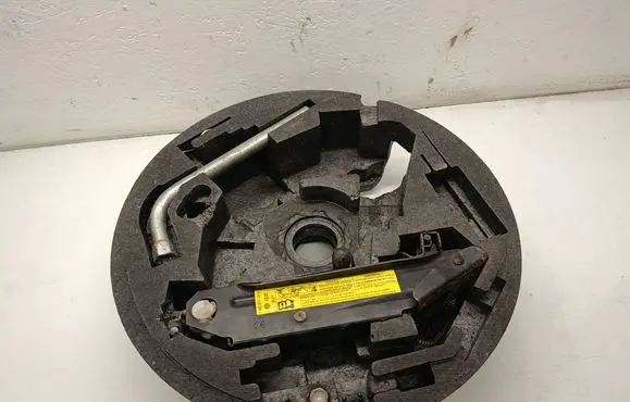 Volkswagen Golf Plus Tool set 8P0012109E