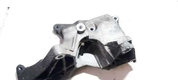 Opel Omega B1 Engine mounting bracket 90467534