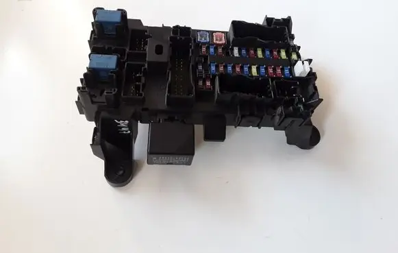 Suzuki Grand Vitara II Fuse module 64J0