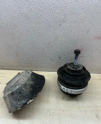 Mercedes-Benz E W211 Engine mount bracket