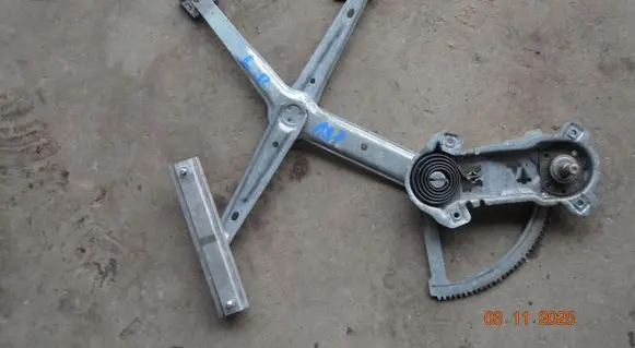 Mercedes-Benz 190 W201 Front window lifting mechanism without motor 