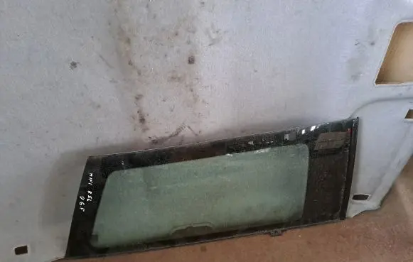 Volvo XC40 Rear side window