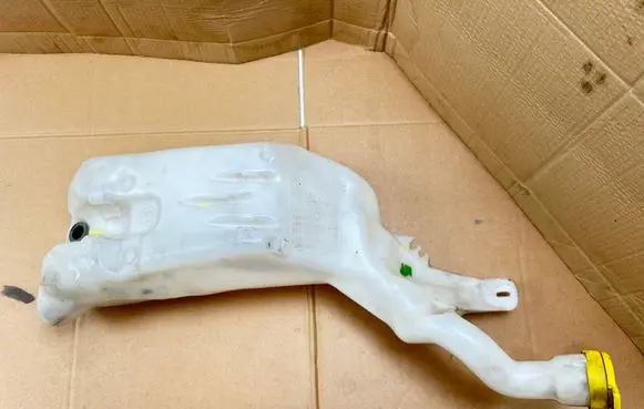 Windshield washer fluid reservoir/tank