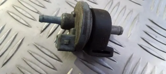 Volkswagen Golf III Valve vacuum 054133459B