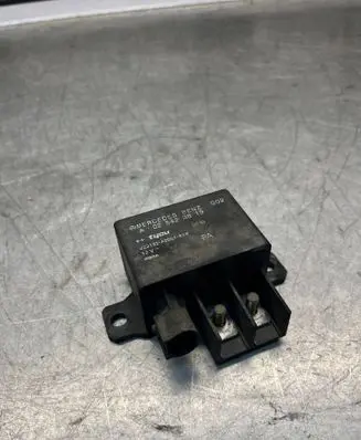 Mercedes-Benz E W210 Charging relay A0025423819
