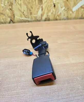 Rear seatbelt buckle