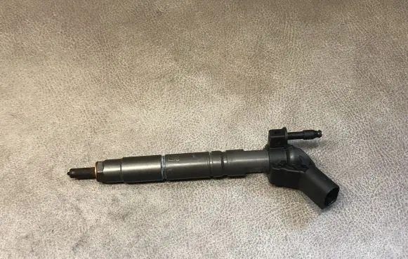 Mercedes-Benz E C207 W207 Fuel injector 0986435
