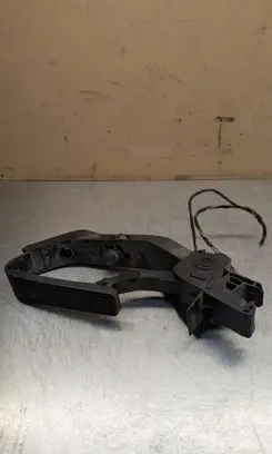 Mercedes-Benz C W203 Accelerator throttle pedal A2033000104