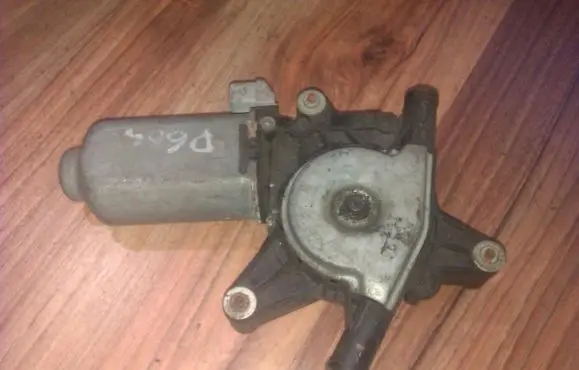 Peugeot 605 Front door window regulator motor 67.62-8