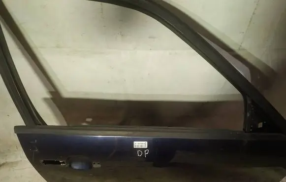 Volkswagen PASSAT B4 Front door glass trim molding 