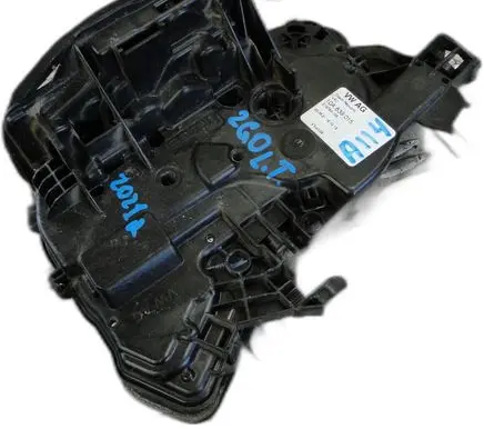 Volkswagen Polo VI Front door lock