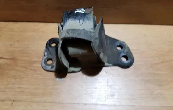 Mitsubishi Carisma Engine mount bracket
