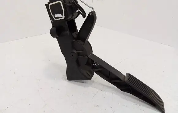 Mercedes-Benz A W169 Accelerator throttle pedal A1693000304 91736020