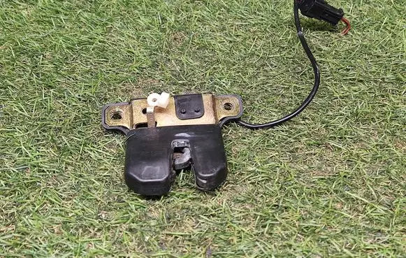Audi A8 S8 D2 4D Tailgate/trunk/boot lock/catch/latch 4A0827505H