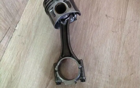 Volkswagen PASSAT B5 Piston with connecting rod