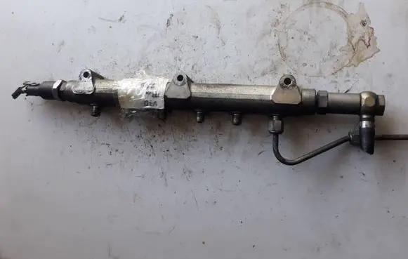 Volvo V70 Fuel distributor 0445215010