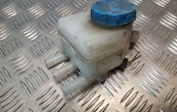 Nissan Almera Tino Brake fluid reservoir 