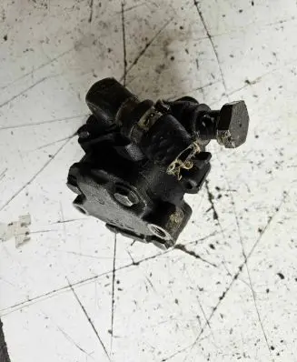Volkswagen PASSAT B5 Power steering pump 8D0145156L