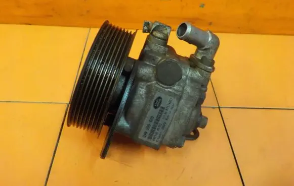 Land Rover Discovery 3 - LR3 Power steering pump QVB500620