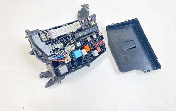 Toyota Verso Fuse box set 7233R0A2