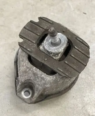 BMW 5 E60 E61 Engine mount bracket 6769874