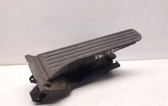 Accelerator throttle pedal