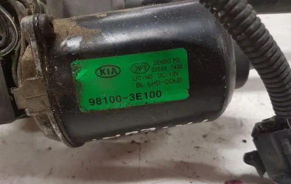 KIA Sorento Front wiper linkage and motor 981003E100