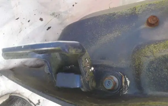 Hyundai Lantra II Rear door lower hinge