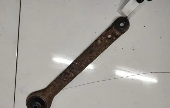Engine mounting bracket
