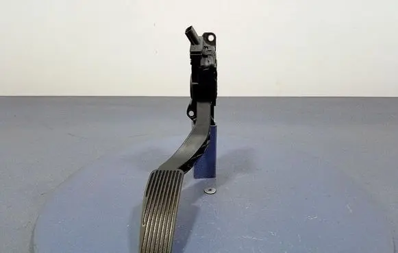 Dodge Magnum Accelerator throttle pedal 04861714AB