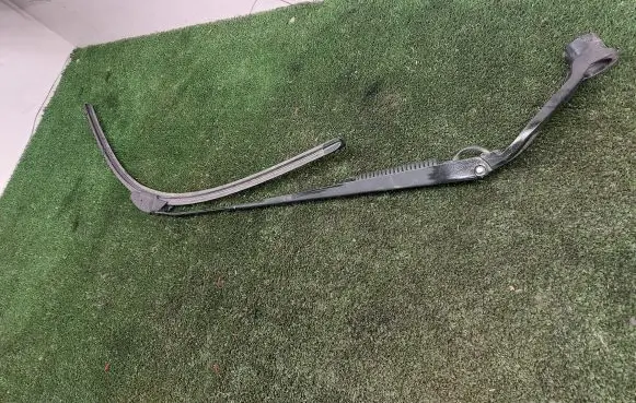 Mitsubishi Outlander Front wiper blade arm 8249