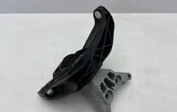 Engine mount vacuum valve