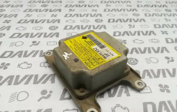 Mitsubishi Pajero Airbag control unit/module MR438932 X6T41371