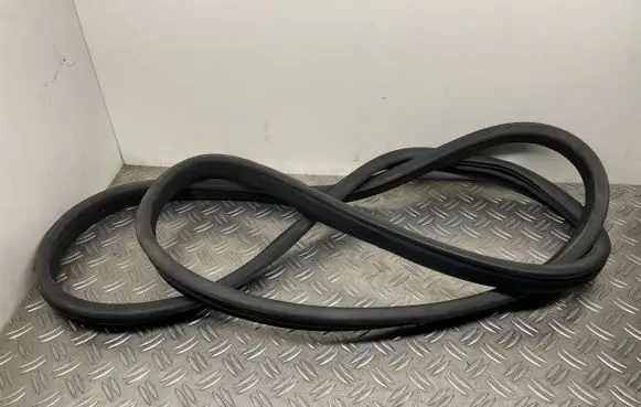 Mercedes-Benz GL X164 Rear door rubber seal (on body) 