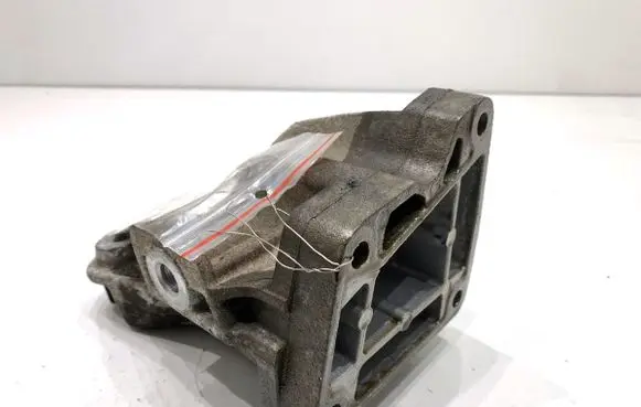 Mercedes-Benz CLS C218 X218 Engine mounting bracket A6422233004