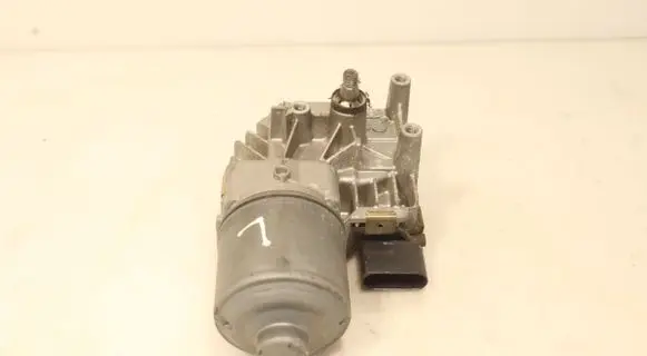 Volkswagen Golf V Wiper motor 0390241779