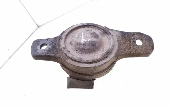 Subaru Outback Engine mount bracket
