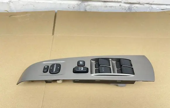 Toyota Prius (XW20) Electric window control switch 8482047050