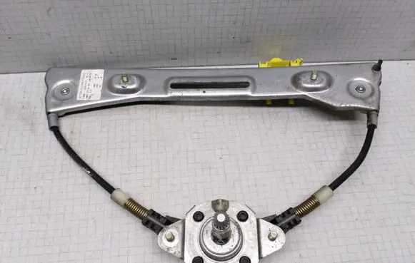 Rear door manual window regulator