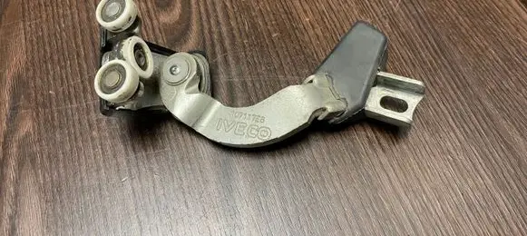 Iveco Daily 35 - 40.10 Sliding door upper roller guide/hinge 107117E6