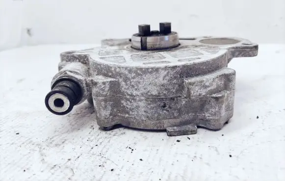 Volkswagen PASSAT B7 Vacuum pump 03L145100