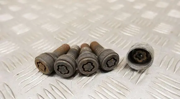 BMW 7 G11 G12 Anti-theft wheel nuts and lock 