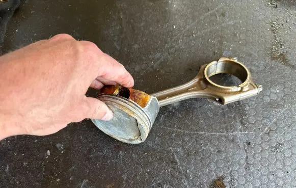 Volvo XC90 Piston with connecting rod
