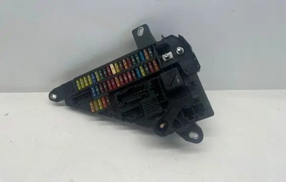 BMW 5 E60 E61 Fuse module 6906619 690661901