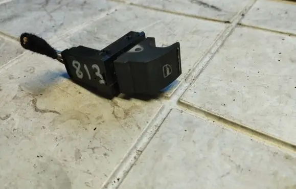 Volkswagen Golf V Electric window control switch